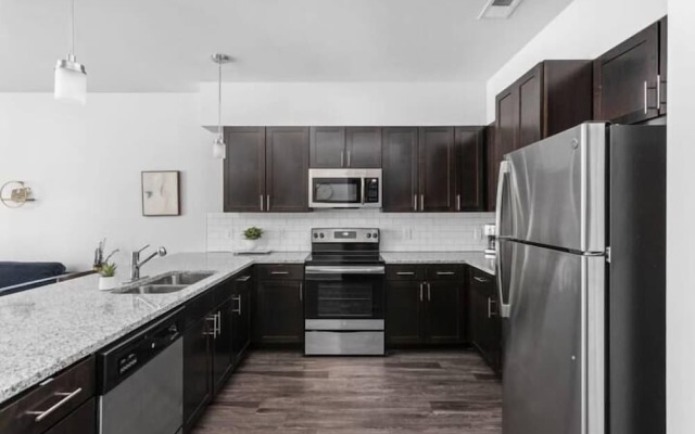 CozySuites Nora 3BR near Fashion Mall