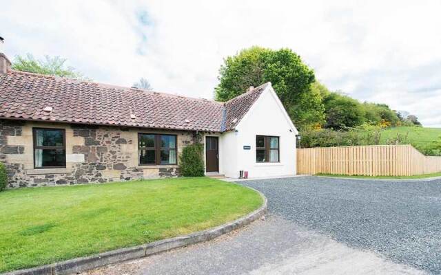 Maple Cottage With Hot Tub Near Cupar, Fife