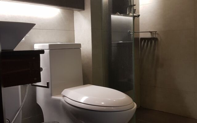 La Jenns Hotel and Resto Grill