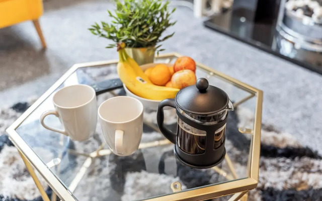 2 Bedroom Apartment - Parking, Wifi, Central