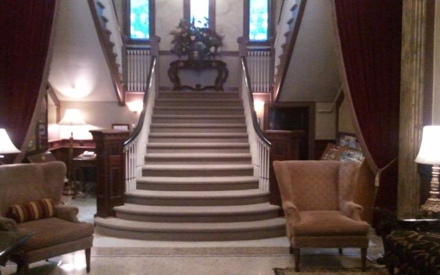 MarQueen Hotel