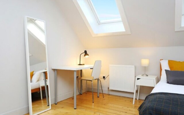 Homely & Spacious 4-bedroom Apartment by the Meadows