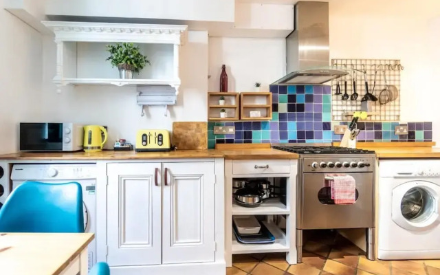 Pebble Mews House - Sleeps 6 to 8 Guests