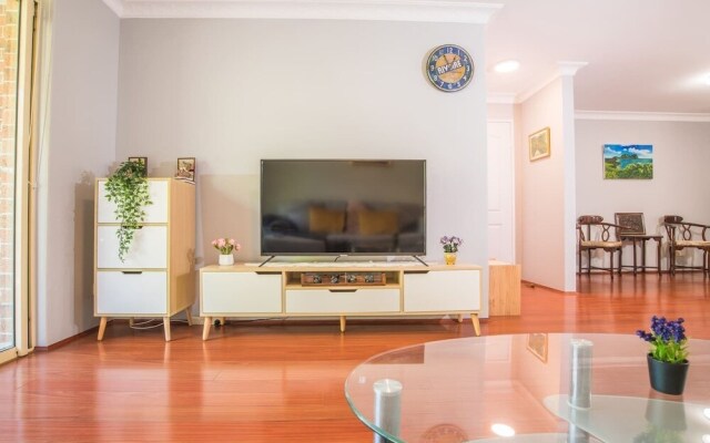 Rustic Hardwood 2 Bedroom Apartment in Randwick