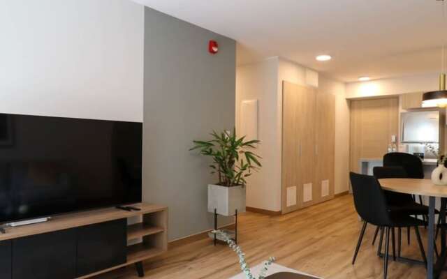 w Perfect 3BR With Balcony in Miraflores
