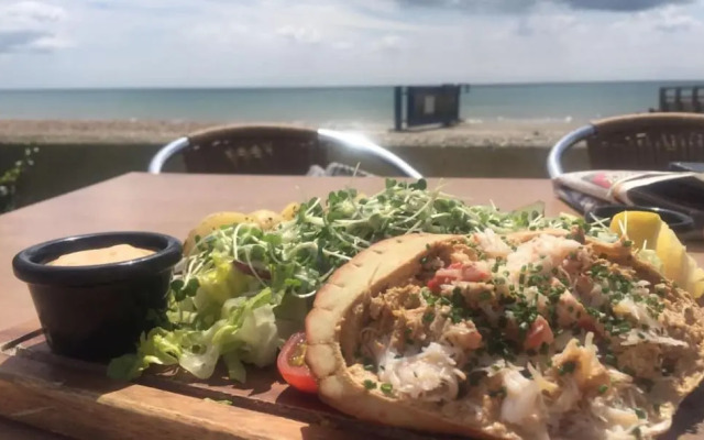 Chic 2-bed Seafront Haven Near Felpham Beach