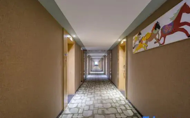 Unitour Hotel (Nanning Railway Station Thirty-Three Middle Subway Station)