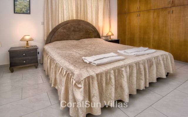 Amazing Pool, Complete Privacy, Amenities and Beach Nearby