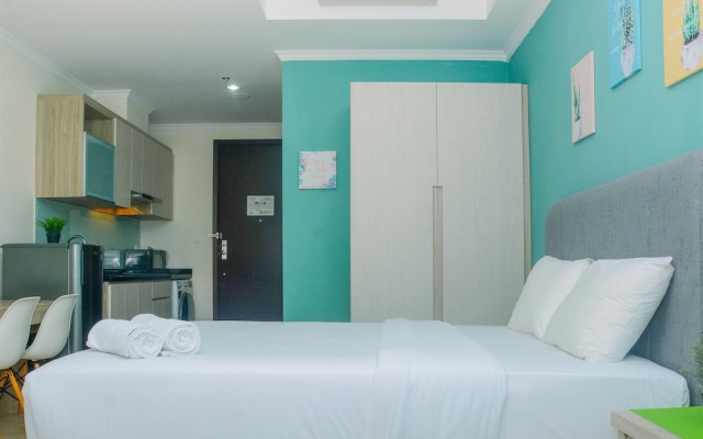 Fully Furnished and Comfortable Design Studio Menteng Park Apartment By Travelio – Guest Rooms – Jakarta