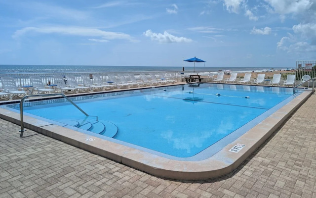 Traders Inn Beach Club