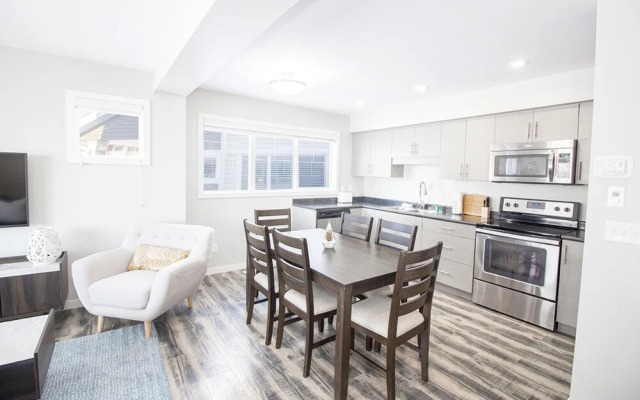 Bright Modern 4bed 2bath Townhouse With Parking