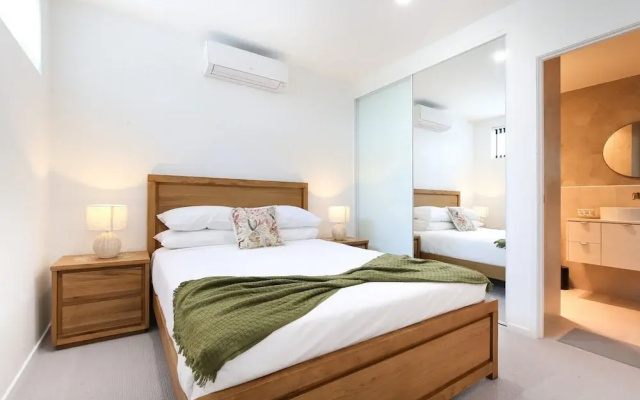 Glorious 2-bed With Waterside Balcony Views