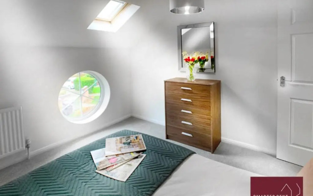 Farnborough - Peel Court - 2 Bed Parking & Garden