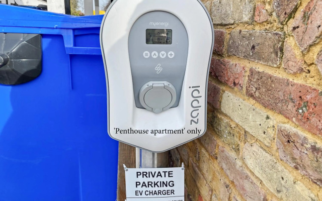 EasyStays - Modern Apartments in Windsor with Parking