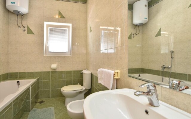 Amazing Home in Podstrana With Wifi and 6 Bedrooms