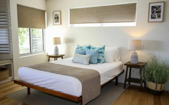Waves 8 - 2 minutes stroll to the beach + pool – Guest Rooms – Point Lookout