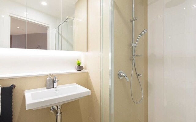 Brand New Heart Of City Executive Apartment