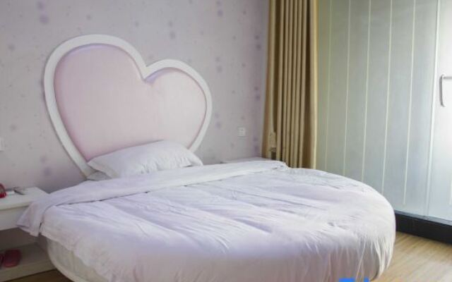 Yangxin Carnival Business Hotel