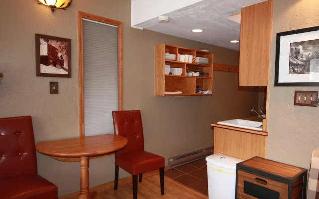 Four O'clock Lodge B05