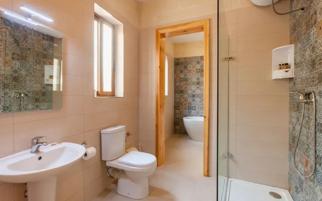 Nadurin, Gozitan Villa 7 Bedr. & 2 Pools