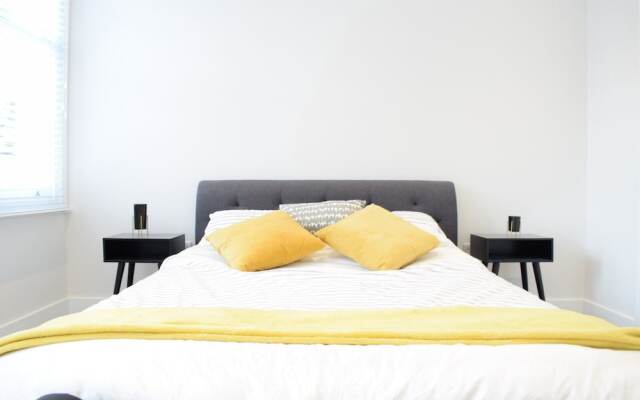 3 Bedroom Garden House in Earlsfield