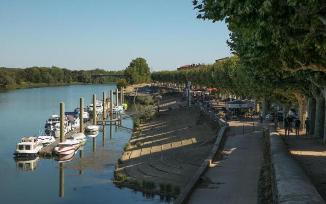 Spacieux Appartement, A-Mi-Chemin, Au Coeur de Tournus