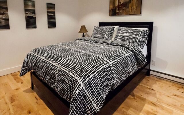 Newly Renovated Carriage House