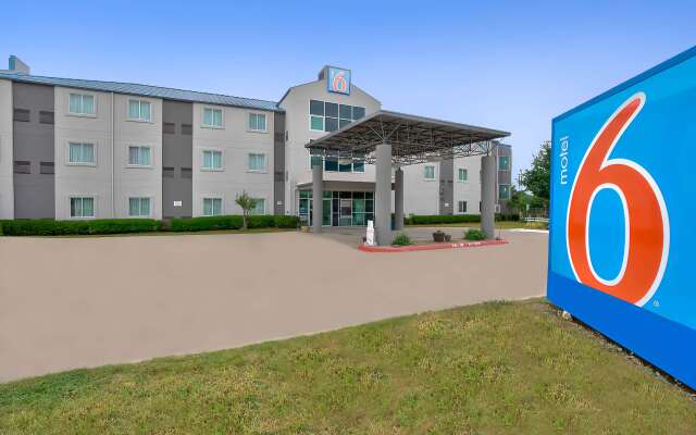 Motel 6 Benbrook, TX - Fort Worth