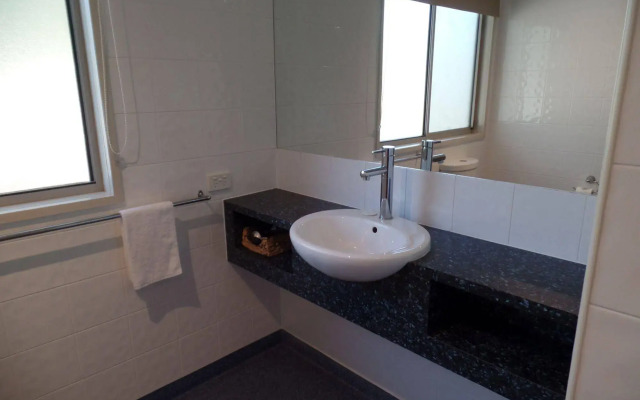 Waterfront Retreat At Wattle Point