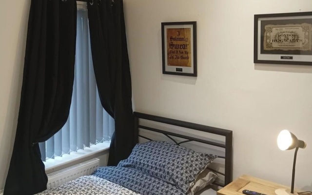 3 Bed House Sleeps 5 - On-site Parking - Smart TVs