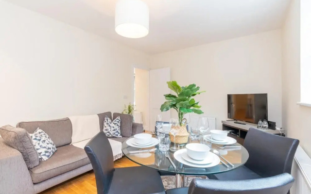Two Bedroom Apartment in Hammersmith 201a, London