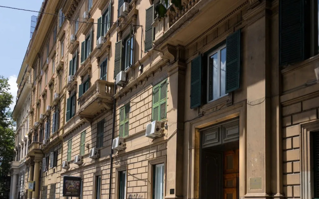 Spanish Steps Hills Apartment