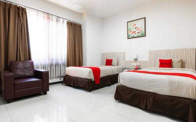 Reddoorz Plus Near Karebosi Area 3