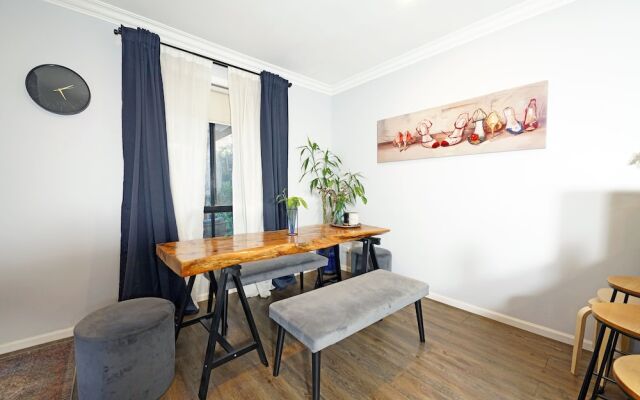 Self-contained Retreat 3BR WiFi Parking