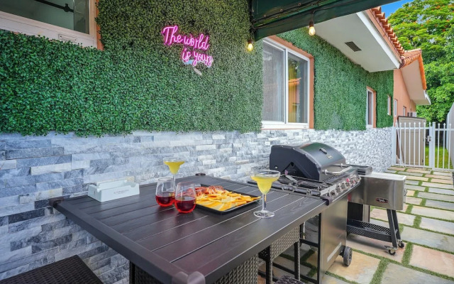 4 to 23 Guests GameRoom 2 Kitchens BAR BBQ