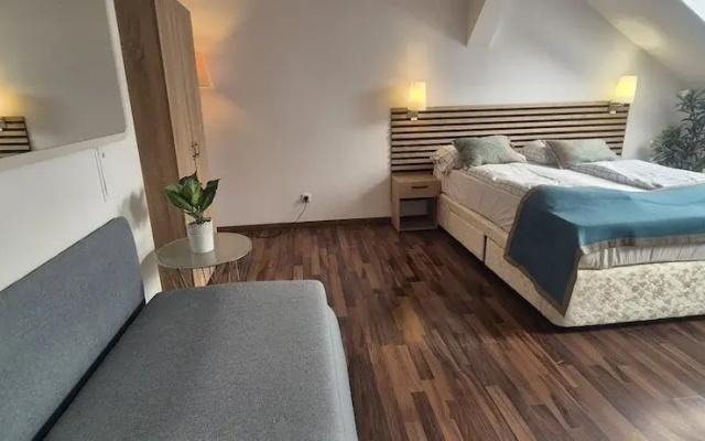 Modern 3BR Apt With Balcony City Center