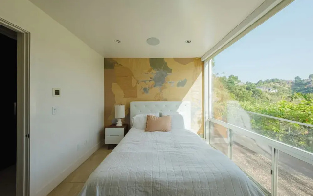 Zen Estate - Luxurious 5BR Beverly Hills Sanctuary With Pool & Canyon Views