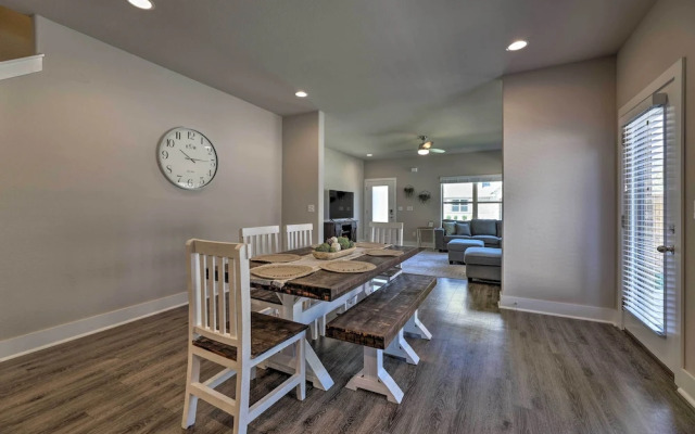 Fayetteville House: Pool Access & Gas Grill!