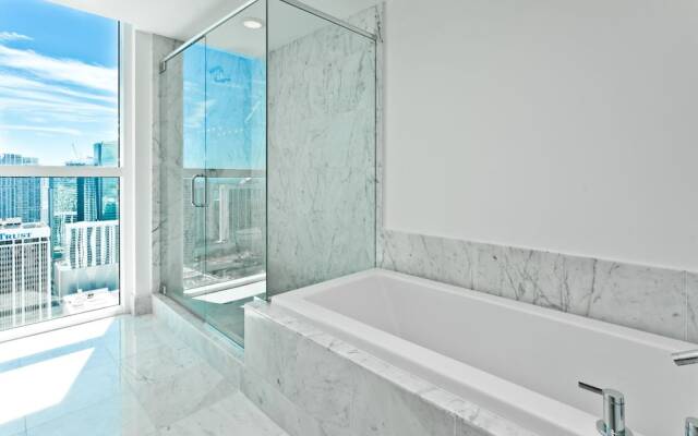 Vizcayne Luxury Condo by 1stHomeRent