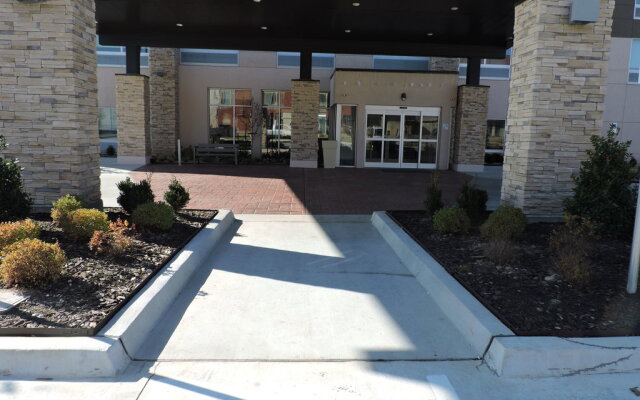 Holiday Inn Express & Suites Moore, an IHG Hotel