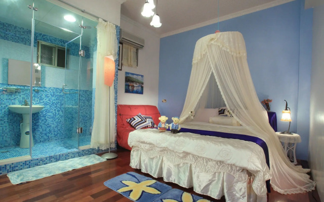 Love in Pearl Hostel