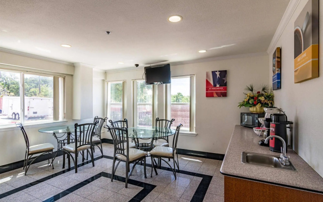 Motel 6 Azle, TX