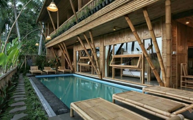 Luxury Bamboo Hostel – Pool – Ubud