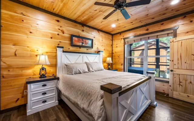 Mountain Skyy 3 Bedroom Cabin by RedAwning