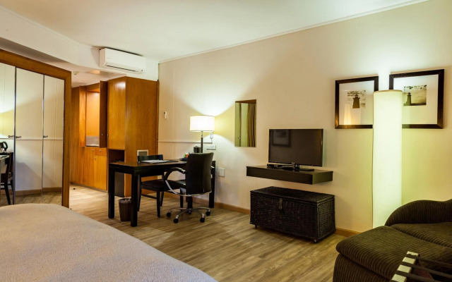 Island Club Hotel & Apartments