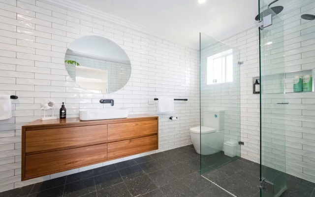 The Happy Pelican Harrington Hotel