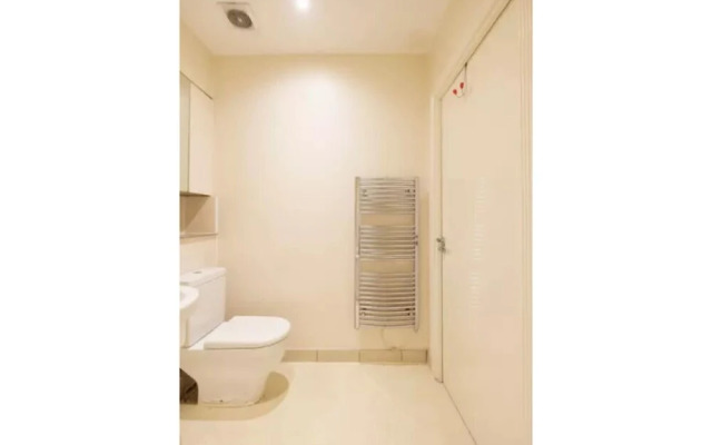 Bright and Spacious 2-bedroom Flat, Sleeps 4