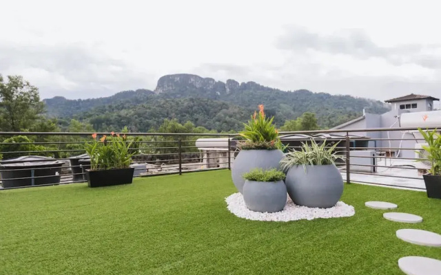 Spacious Luxury 6BR Home in Kemensah, KL