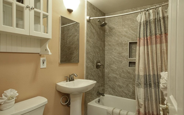 307 Casa Bella 2 Bedroom Condo by Redawning