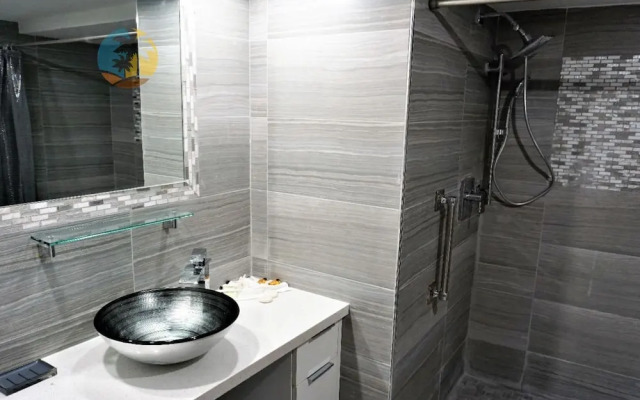 Alexander 518 4 Bedroom Apts by RedAwning